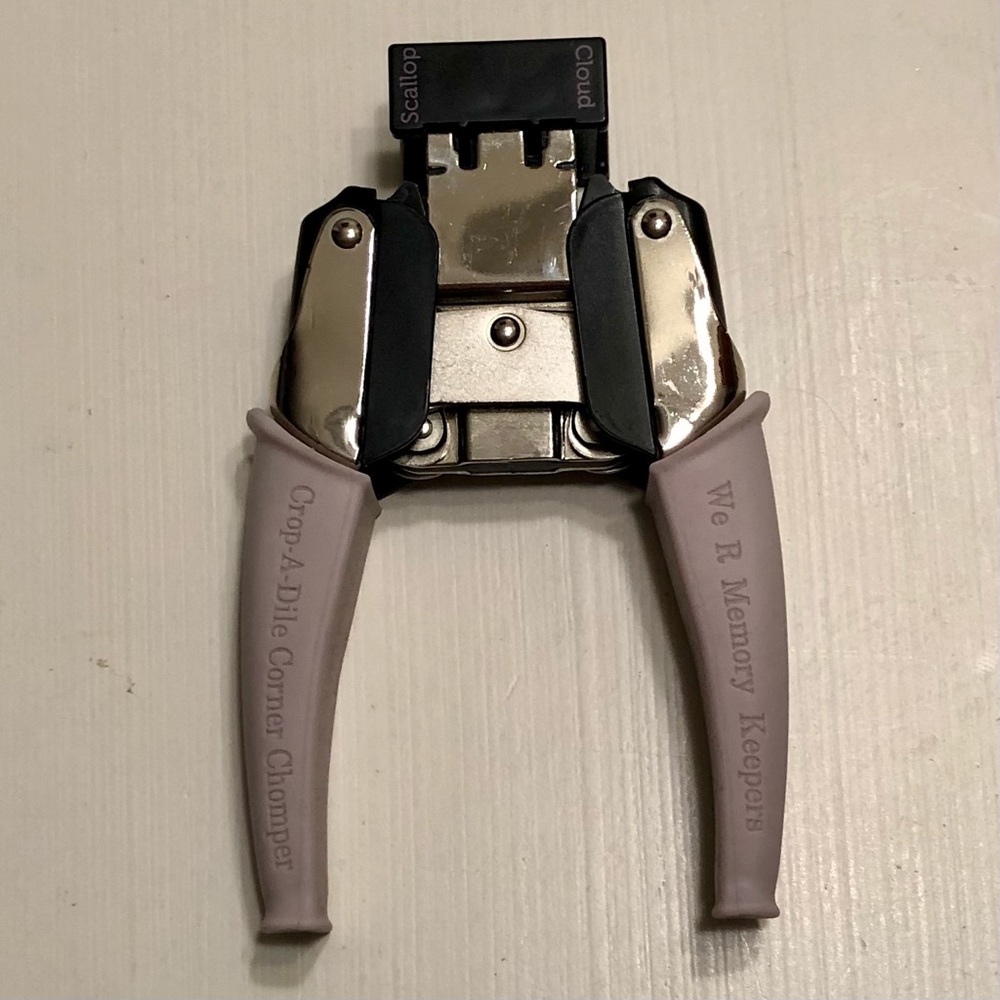 WE R MEMORY KEEPERS CORNER CHOMPER CRAFT TOOL